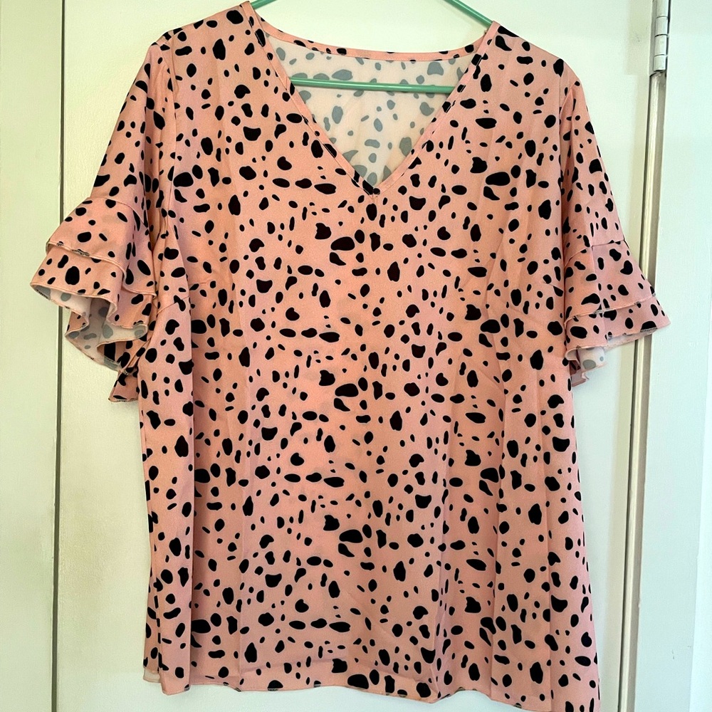 Cute pink V neck blouse with ruffle sleeves. XL.